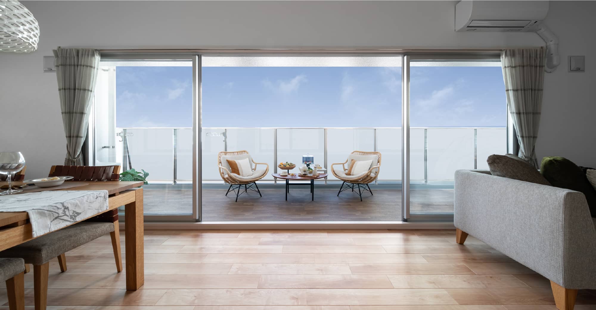 明るく開放的なセンターオープンサッシ。